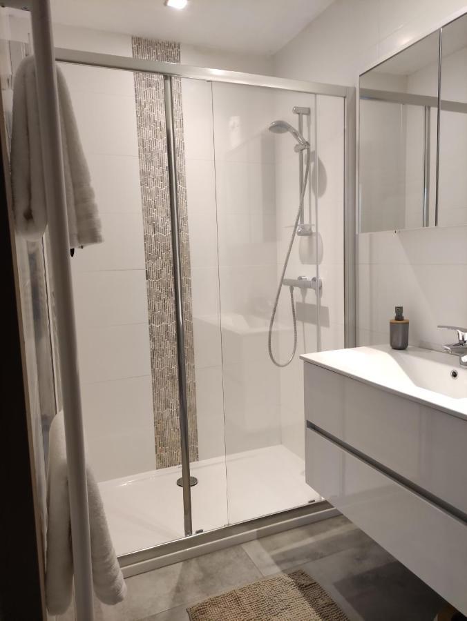 Gite A L'Ombre Du Clocher Avec Jacuzzi Et Sauna Privatifs Celles  Екстериор снимка